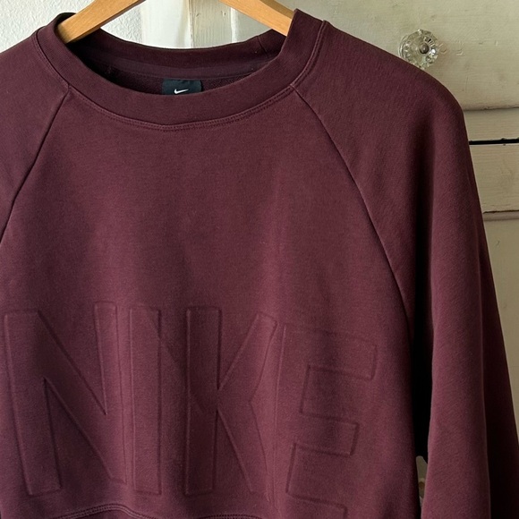🔥Nike | Women's Burgundy ‘Versa’ Embossed Logo Cropped Sweatshirt, side slits, M - Picture 6 of 15